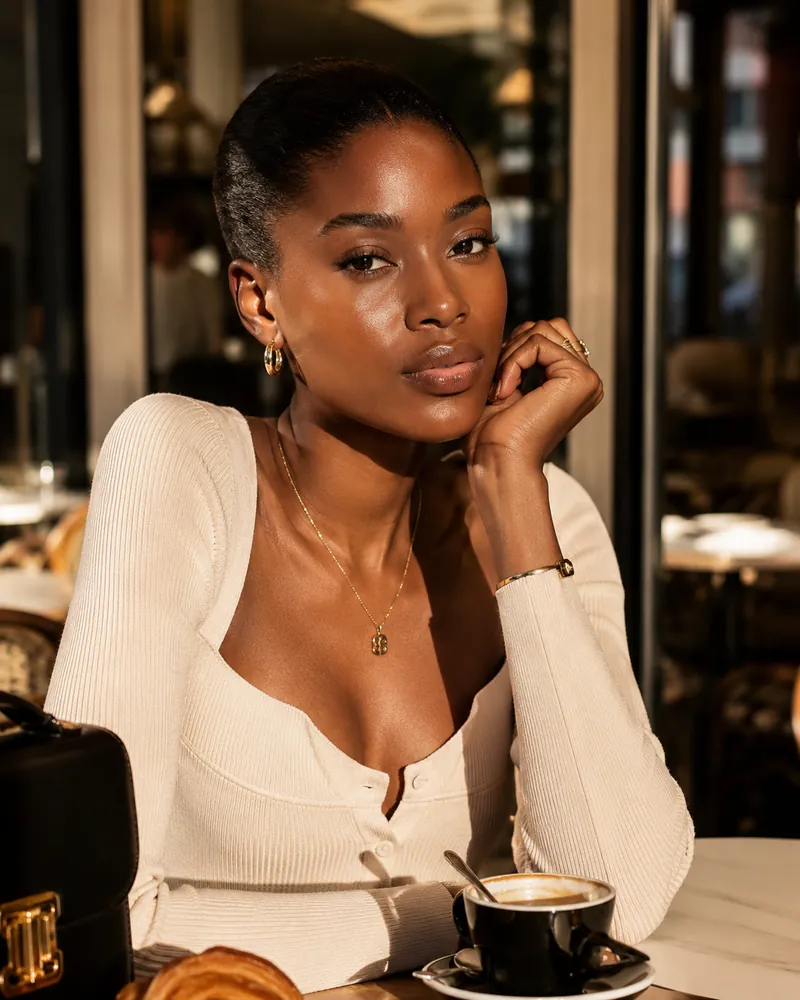 Femme portant le MEIDIAN Skin Tint au quotidien